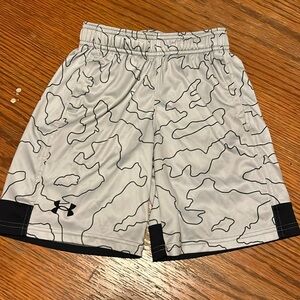 NWOT. Under armour boys shorts. Size youth small.